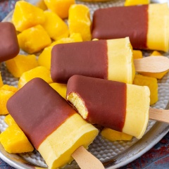 Kem xoài chocolate chua chua, ngọt ngọt rất thích hợp cho những ngày nắng nóng. Chỉ với xoài, sữa chua, chocolate là bạn có thể tự tay làm rồi, vừa ngon lại đảm bảo vệ sinh nữa.