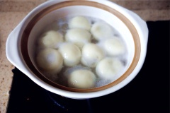 Đun sôi nhiều nước trong nồi. Khi các viên bánh trôi tàu đã nhồi nhân mè đen hoàn tất thì thả vào nồi luộc cho viên bánh trôi tàu nổi lên mặt nước là chín nhé!