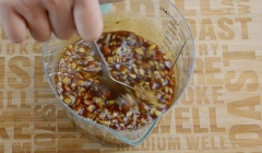 Trong khi cơm đang nấu, chúng ta có thể làm nước sốt. Thêm ớt đỏ băm, tỏi băm, gừng băm, 60ml hắc xì dầu, 1/2 chén tương đậu nành, 120ml nước tương và 100g đường vào ly và trộn đều với nhau.