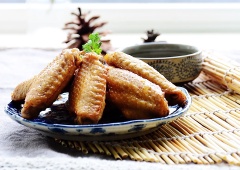 Bày cánh gà ra đĩa và thưởng thức thôi. Hun khói sẽ giúp gà thêm hương vị ám khói đặc biệt.