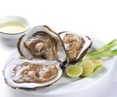 Khi ăn bạn có thể ăn kèm với húng quế, hành lá và vắt nước cốt chanh vào chén nước tương, khuấy đều.