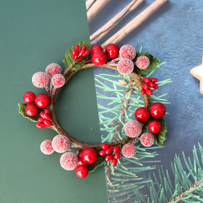 Weihnachtlicher Kerzenkranz mit Beeren und Tannenzapfen