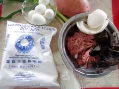 Làm nhân bánh chiến nhân thịt nấm: Miến dong ngâm nước, cắt nhỏ. Nấm ngâm nở, rửa sạch, băm nhỏ. Hành tây, hành lá băm nhỏ. Trong tô sạch, trộn đều thịt heo với miến, nấm mèo, hành tây, hành lá, 1/2 muỗng cà phê bột nêm, 1 muỗng cà phê đường, 1 muỗng canh dầu hào, 1/2 muỗng cà phê dầu mè. Sau đó lấy ít nhân thịt bọc đều quả trứng cút luộc. Để riêng trong 1 cái dĩa.