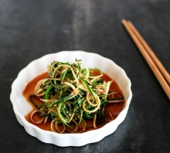 Chỉ mất vài phút là đã có ngay một món salad cực ngon rồi.