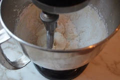 Trong lúc chờ bánh nguội thì mình làm phần kem bên trên: cho 450g kem phô mai, 250g bơ lạt, 1 muỗng tinh chất vani, 1/4 muỗng muối. Dùng máy đánh trứng, đánh cho hỗn hợp bông lên khoảng 2 phút. Sau đó cho 250g đường bột vào, đánh đều. Cho tiếp phần đường còn lại vào, đánh hỗn hợp hòa quyện vào nhau đến khi bông mịn là được. Bánh nguội lấy ra, bắt lớp kem phô mai lên trên là hoàn thành rồi đó. Bạn cứ làm đến khi hết cả phần kem và phần bánh nha.