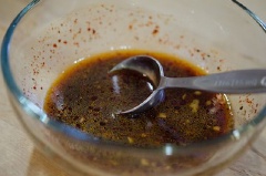 Làm nước sốt: 1 muỗng canh nước tương, 1 muỗng canh tương ớt, 1 muỗng canh đường, 1 muỗng cà phê dầu mè, 1 muỗng cà phê dầu hào. Dùng nồi nhỏ, phi hành tím còn lại đến thơm, cho phần nấm còn lại vào xào chín, thêm từ từ chén nước sốt vào đun cùng, đun đến khi hỗn hợp đặc lại, thêm hành lá vào.