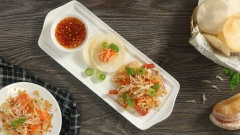 Gỏi bưởi sau khi thấm gia vị ta bày ra dĩa và trang trí thêm với một ít dưa leo đã tỉa, cho phần khô mực đã xé lên trên và cuối cùng rắc đậu phộng, hành phi lên trên cùng. Gỏi bưởi ăn kèm với bánh phồng tôm là một món khai vị rất hấp dẫn cho những bữa tiệc cũng như một món ăn giải ngán cho cả gia đình vào ngày cuối tuần.
