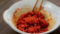 400gr thịt nạm bò đem cắt thành những miếng vuông vừa ăn, ướp với 10gr hành tím băm, 10gr tỏi băm, 10gr sả băm, 1 muỗng canh bột gia vị bò kho, 1 muỗng canh đường và 1 muỗng canh hạt nêm. Để 15 phút cho thịt thấm gia vị.