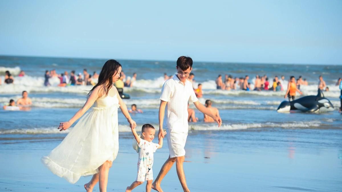 Người dân đổ ra biển Sầm Sơn 'giải nhiệt' giữa những ngày nóng đỉnh điểm - Báo Thanh Hóa