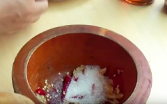 Tiếp theo cho 2 muỗng canh đường trắng vào cối giã cùng tỏi ớt. Tiếp tục giã.