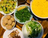 Bày biện mọi thứ lên mâm như hình thứ 1, cho mì, hành ngò, và thịt thái lát vào tô, cắt đôi 1 quả trứng ngâm tương để vào, nhúng vài lá cải thìa vào nồi nước dùng cho chín tái, đặt vào tô mì, chan nước sốt thịt hầm lên để thưởng thức món mì khô. Còn để thưởng thức món mì nước thì chan nước luộc thịt ban đầu nhé!