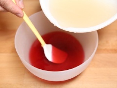 Tiếp đến bạn trộn bột rau câu với đường rồi đổ 250ml nước còn lại vào khuấy đều tay. Đổ hỗn hợp nước rau câu vào trong tô đựng nước bụp giấm khuấy đều. Sau đó cho trái cây vào trộn đều lần nữa và rót ra ly thủy tinh.