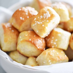 Mùa mưa lạnh mà cùng nhau ngồi làm bánh bao nướng xốp giòn, ngọt béo thì còn gì bằng. Ngoài ra, món bánh bao nướng này cũng là món ăn ngon lý tưởng cho bữa sáng, đặc biệt là những ngày ăn chay.