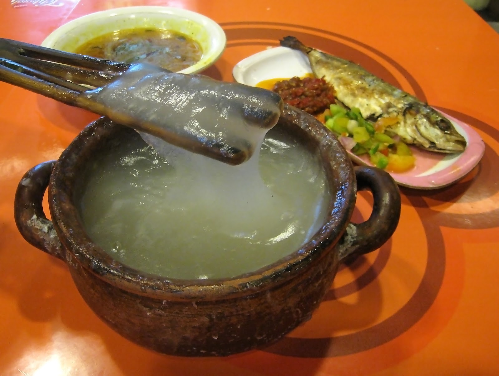 Papeda: Bubur Sagu Khas Maluku dan Papua dalam Warisan Kuliner