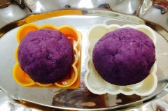 Chia phần bột khoai tím thành 4 phần bằng nhau. Chuẩn bị khuôn bánh Trung thu tùy thích, phết chút dầu ăn vào khuôn để chống dính. Dàn mỏng bột khoai tím, cho nhân đậu xanh xào dừa vào trong. Bao kín nhân đậu xanh. Cho vào khuôn đã chuẩn bị.
