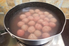 Đun nóng một nồi nước lớn, dùng tay bóp cho hỗn hợp thịt bò chui ra từ lỗ tròn của ngón trỏ và ngón tay cái, dùng muỗng múc phần viên thịt bò tròn rồi cho ngay vào nồi nước luộc. Làm tương tự cho đến hết hỗn hợp thịt.