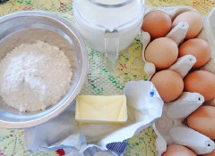 Trước khi làm bánh crepe sầu riêng: Cho 210ml sữa tươi, 25g đường, 20g bơ vào nồi bắc lên bếp nấu với lửa nhỏ. Khi thấy bơ và đường tan là tắt bếp để nguội. Cho trứng vào âu đánh tan, sau đó cho hỗn hợp sữa, bơ, đường (bước 1) vào trộn đều. Cuối cùng cho bột mì vào trộn đều. Lược qua rây cho bột mịn.