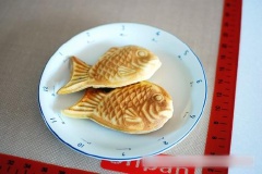 Đổ 1 lớp bột vào khuôn nướng, múc đậu đỏ cho lên trên rồi đổ thêm một lớp bột nữa. Đậy nắp chảo lại rồi thỉnh thoảng đảo mặt cho chín đều. Bánh cá nướng taiyaki chín đem ra đĩa và thưởng thức. Cách làm bánh cá nướng taiyaki siêu đơn giản này các bạn nhất định phải lưu lại để làm đãi gia đình nhé, đặc biệt các bé sẽ thích mê đó.
