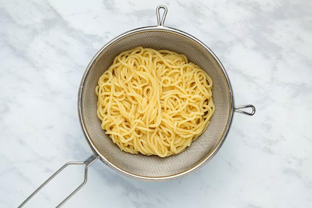 fideos escurridos en un colador