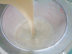 Lá gelatine ngâm vào nước đá lạnh khoảng 15 phút. Lượt hỗn hợp vừa đun qua rây để loại bỏ cặn. Sau đó, cho vani và vớt lá gelatine cho vào hòa tan.