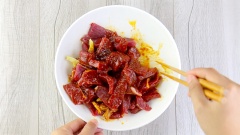 Đem thịt bò ướp với 1 gói Bò Kho - Xốt gia vị hoàn chỉnh Barona và 20gr gừng đập dập trong 30 phút cho thịt bò ngấm gia vị.