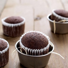 Cách làm bánh cupcake chocolate cực đơn giản, rất dễ thành công cho các bạn lần đầu làm bánh ngọt. Đặc biệt, món bánh cupcake chocolate này còn có thêm chuối nghiền nhuyễn, mang đến hương vị tuyệt vời, rất hấp dẫn nhé.