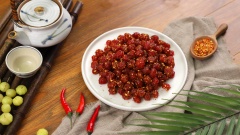 Chùm ruột thành phẩm dẻo căng, có độ ngọt và chua vừa phải, có thể dọn ra đĩa để ăn hoặc để trong hộp đậy kín nắp, bảo quản được lâu hơn nếu để trong ngăn mát tủ lạnh.