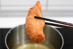 Trộn 4 muỗng canh bột bắp với nước thành hỗn hợp sệt trong một cái bát. Sau đó cho từng miếng thịt heo tẩm qua lớp bột. Đun nóng nhiều dầu ăn, cho thịt vào nồi chiên ngập dầu đến khi thịt chín vàng thì vớt ra để ráo dầu.