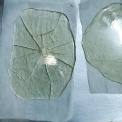 Phần “kính vỡ”: Bỏ đường vào nồi sau đó thêm nước và siro bắp. Đun hỗn hợp đường ở lửa vừa, đảo liên tục để nhiệt được toả đều. Đến khi hỗn hợp đường đạt nhiệt độ 148C, bắt xuống đảo nhanh tay sau đó đổ lên giấy nến. Để kẹo đường đông hoàn toàn, sau đó đập vỡ thành nhiều mảnh. Tránh để kẹo ngoài không khí lâu, kẹo sẽ hút ẩm gây dính.