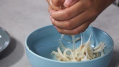 Nấm bào ngư các bạn xé nhỏ vừa ăn, mình thích mọi thứ đều nhuyễn nên mình xé nhỏ thiệt nhỏ nghen. Sau khi xé xong, vắt kiệt nước để tránh làm loãng nồi súp dễ bị hư nghen mọi người.
