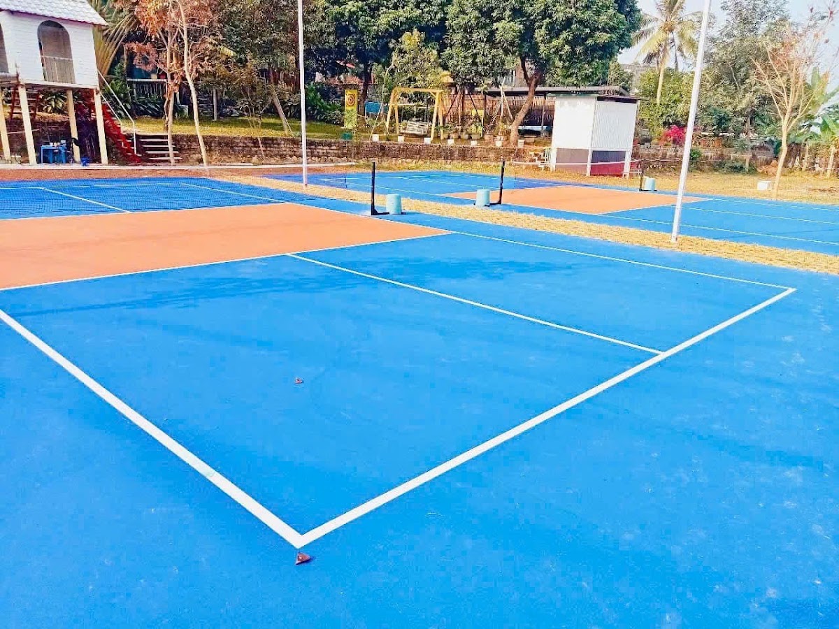 Sân pickleball mặt sân xanh cam trong khuôn viên An Trà Retreat Ba Vì