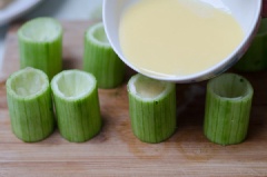 Rót trứng vào miếng mướp, không rót đầy, chừa lại khoảng 1cm.