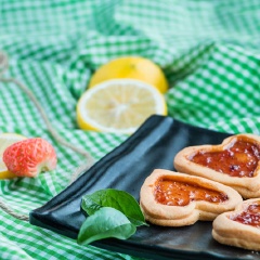 Bánh quy trái tim mứt dâu tây độc đáo và ý nghĩa cho ngày lê tình nhân. Bỏ túi ngay cách làm bánh quy trên đây để có món ăn chơi cùng người ấy trong ngày lễ quan trọng nhé!