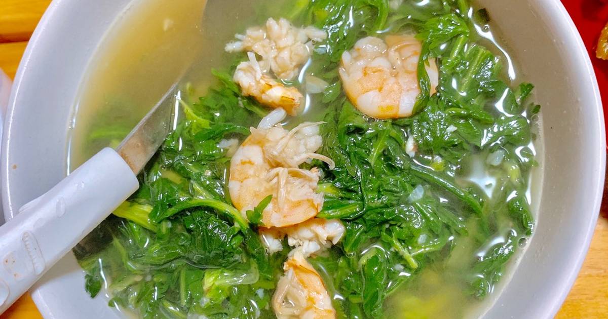 Canh rau cúc nấu với nhân tôm
