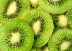Kiwi gọt vỏ, cắt một vài lát để làm phần đế kem, phần còn lại cắt nhỏ, xay nhuyễn cùng với 100ml kem sữa tươi, nước cốt chanh và đường bột.