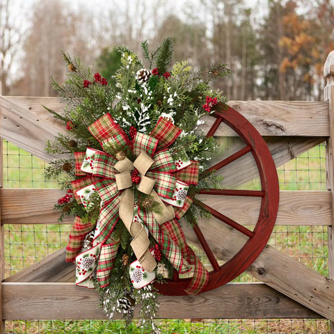 Rustikaler Holzkranz im Wagenrad-Design für die Weihnachtszeit