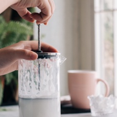 Đun nóng 200ml sữa đến khoảng 40°C, cho vào bình French press, đậy nắp lại, liên tục kéo, đẩy thanh chặn của bình để tạo bọt sữa. Sau khoảng 2-3 phút lớp bọt sữa mịn màng sẽ được tạo thành.