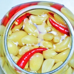 Phơi hoặc hong dưới quạt cho tỏi ráo nước hoàn toàn, nếu tỏi chưa ráo ngâm sẽ bị nổi váng, bọt. Ớt cũng rửa sạch để ráo. (chọn quả tươi, cứng, không bị sâu). Cho tỏi ớt vào hũ thủy tinh sạch. Đặt nồi lên bếp, cho giấm, đường theo tỉ lệ 3 giấm:1 đường và chút xíu muối. Bếp dùng giấm nhà nuôi, ít chua. Nếu các bạn dùng giấm đóng chai thì gia giảm tỉ lệ giấm đường cho phù hợp, hỗn hợp sẽ có vị chua ngọt vừa phải. Đun hỗn hợp cho đường tan, sau đó để nguội hẳn. Rót hỗn hợp giấm đường vào hũ thủy tinh ngập tỏi ớt, đậy nắp. Sau từ 3-5 ngày là dùng được.