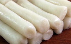 Cùng chiêm ngưỡng thành quả và sau khi làm bánh gạo Hàn Quốc (tokbokki) ngon tuyệt nào! Tokbokki hay bánh gạo là món ăn truyền thống của Hàn Quốc. Ngay khi du nhập vào Việt Nam, món ăn này đã được nhiều người yêu thích và chế biến theo nhiều cách, bạn có thể tự làm bánh gạo theo công thức trên mà không phải ra ngoài hàng mua rồi.