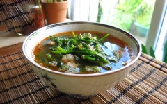 Tắt bếp, múc canh ra tô, để nguội và thưởng thức cùng với cơm trắng.