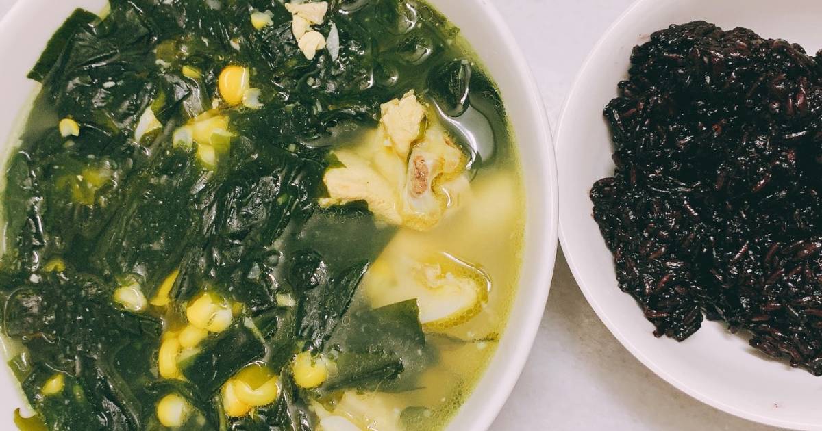 Canh ức gà nấu rong biển