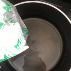 Trong lúc chờ đậu chín, pha gói sương sáo với 0.5 lít nước lạnh khuấy đều cho tan. Sau đó bắt lên bếp đảo đều tay đến khi hỗn hợp hơi sệt lại thì đổ ra khuôn, để nguội. Sương sáo sau khi để nguội sẽ đông lại, cắt khúc vuông vừa ăn.