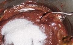 Đun cách thủy chocolete đen, bơ, 80gr đường trắng trong nồi đến khi tan chảy.
