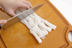 Hành tây lột vỏ, cắt lát mỏng. Hành lá cắt khúc chừng 5cm. Bánh phở cũng cuộn lại, cắt khúc chừng 5cm.