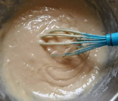 Tiếp theo cho 3 quả trứng vào âu khác cùng chút muối, 100g đường. Bạn dùng máy đánh trứng, đánh trứng ở mức nhỏ rồi tăng dần đến khi trứng bông mịn, đường tan hoàn toàn thì ngưng. Sau đó, đổ hỗn hợp sữa bơ khi nãy vào cùng tinh chất vani. Dùng phới lồng trộn lên cho thật đều.