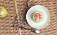 Cho chỗ bơ đã đông lạnh ra đĩa, thêm dâu tây cắt lát, rưới nước sốt đã nguội lên trên là có thể dùng.