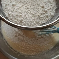 200g bột mì rây vào âu trứng bơ, dùng phới dẹt trộn bột từ dưới lên theo phương pháp fold. Khi bạn thấy bột hòa quyện vào nhau hoàn toàn, có độ mịn mượt thì ngưng trộn nhé. Chuẩn bị khuôn bánh cupcake, đổ hỗn hợp bột vào 2/3 khuôn bánh. Nấu sôi nồi nước hấp, cho bánh lên xửng rồi đặt vào nồi hấp trên lửa vừa.