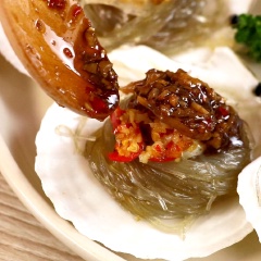 Sò đã hấp chín, rưới hỗn hợp sốt lên trên phần sò, rắc hành lá và dùng nóng.