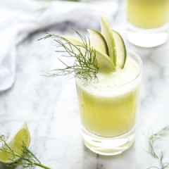 Cho đá viên vào ly. Pha nước ép cùng đường và nước cốt chanh cho tan rồi rót ra ly để thưởng thức. Bạn có thể trang trí tùy ý cho xinh xắn nữa nha.