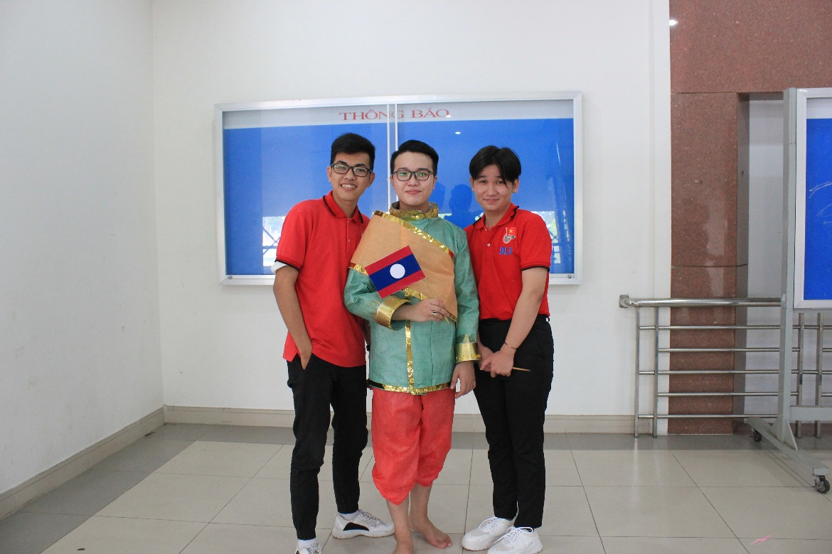 Những cổ động viên nhiệt tình ủng hộ đội dự thi
